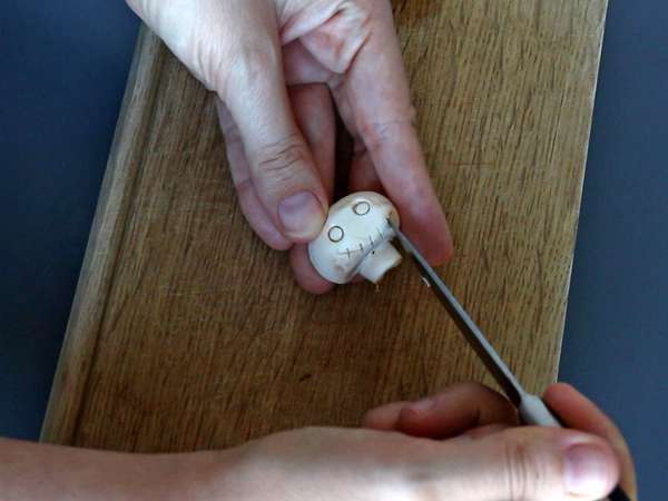 Mantarlı, sarımsaklı ve otlu peynirli Cadılar Bayramı tartları - Hazırlık adım 4