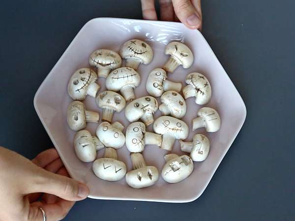 Mantarlı, sarımsaklı ve otlu peynirli Cadılar Bayramı tartları - Hazırlık adım 5