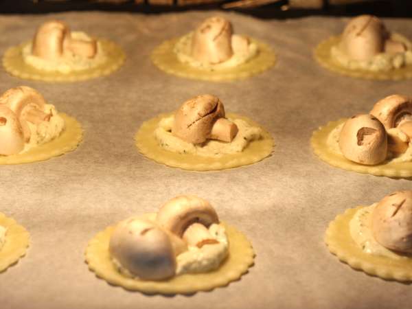 Mantarlı, sarımsaklı ve otlu peynirli Cadılar Bayramı tartları - Hazırlık adım 7