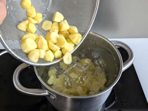 Kremalı fırında cacio e pepe patates: herkesi çıldırtan kolay garnitür! - Hazırlık adım 2