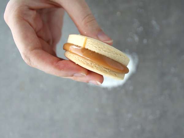 Alfajores - Süt reçelli ve hindistan cevizli Arjantin kurabiyesi - Hazırlık adım 6