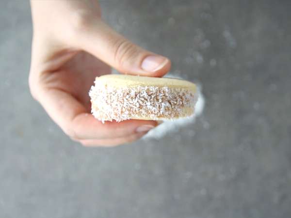 Alfajores - Süt reçelli ve hindistan cevizli Arjantin kurabiyesi - Hazırlık adım 7