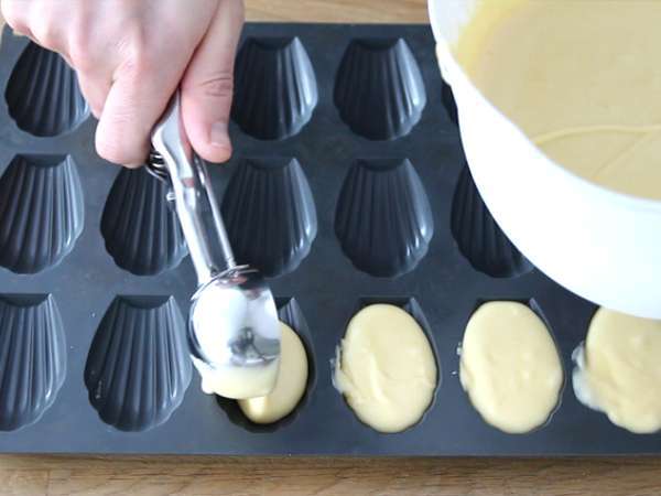 Sade, kabarık madlenler için kolay tarif - Hazırlık adım 3