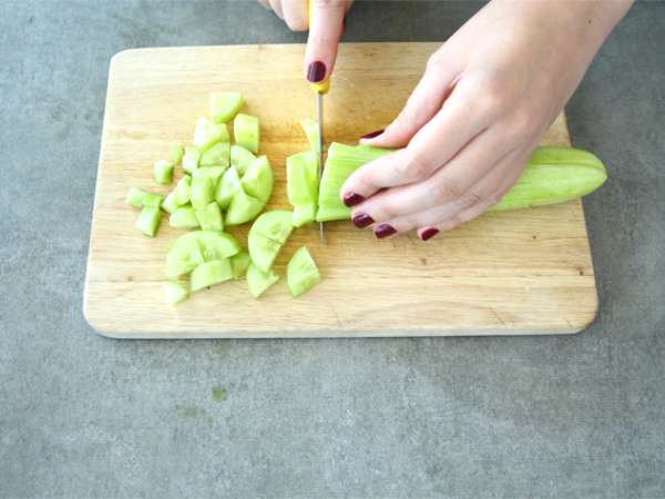 Yoğurt soslu salatalık - Hazırlık adım 1