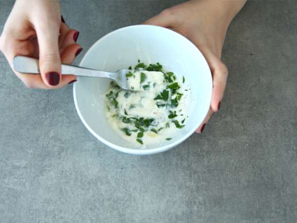 Yoğurt soslu salatalık - Hazırlık adım 2
