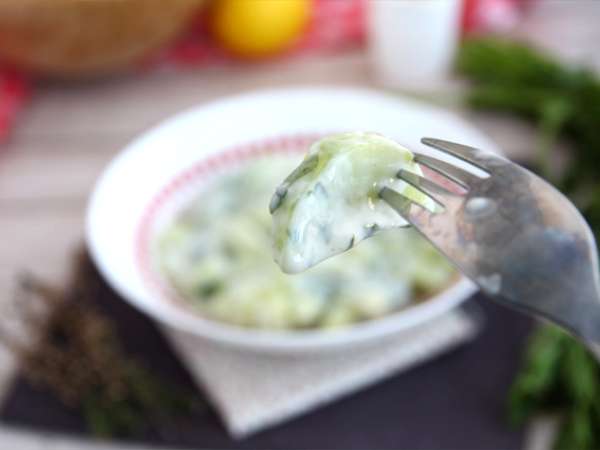 Yoğurt soslu salatalık - Hazırlık adım 4