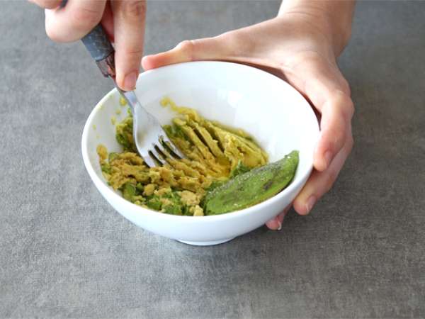 Haşlanmış yumurtalı avokadolu tost - Hazırlık adım 1