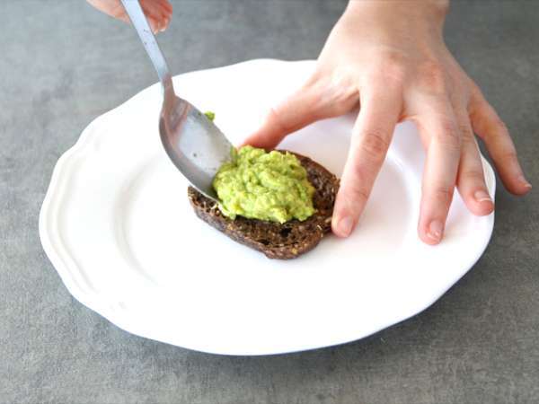 Haşlanmış yumurtalı avokadolu tost - Hazırlık adım 3