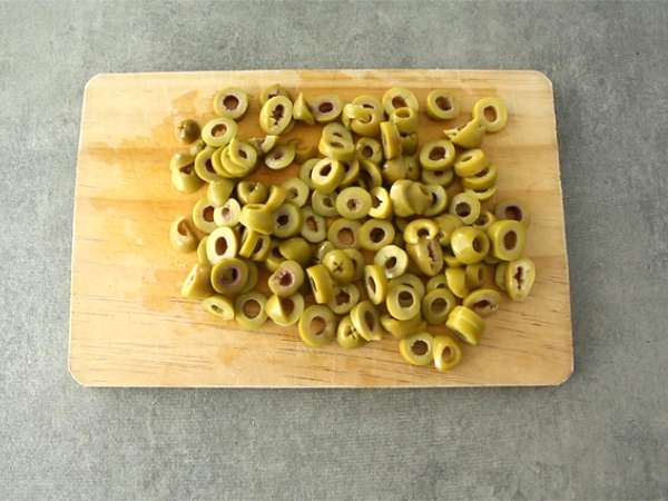 Yeşil zeytinli jambonlu ve peynirli kek - Hazırlık adım 1