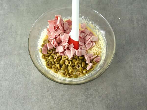 Yeşil zeytinli jambonlu ve peynirli kek - Hazırlık adım 2