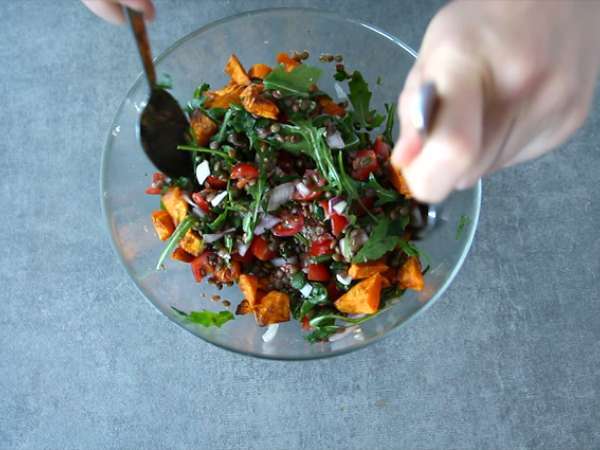 Mercimek ve tatlı patates salatası - Hazırlık adım 3