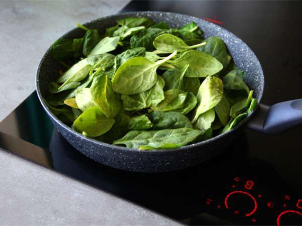 Kremalı ıspanak ve yumurta - Hazırlık adım 1