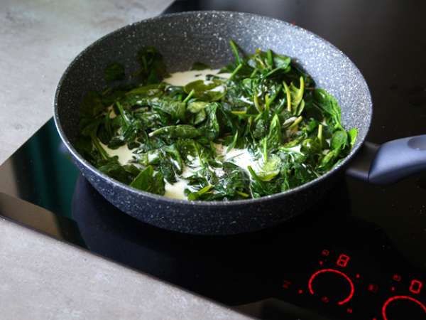 Kremalı ıspanak ve yumurta - Hazırlık adım 2