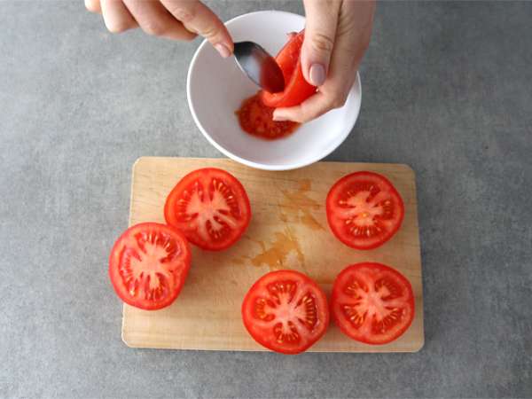 Ton balığı, fromage frais ve zeytin ile doldurulmuş domatesler - Hazırlık adım 1