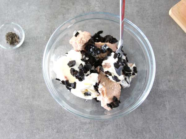 Ton balığı, fromage frais ve zeytin ile doldurulmuş domatesler - Hazırlık adım 2