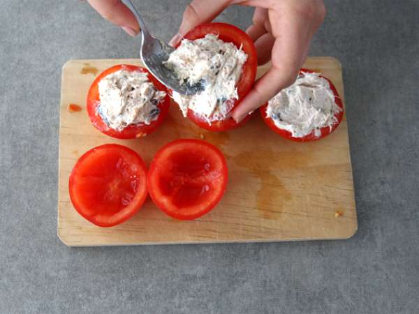 Ton balığı, fromage frais ve zeytin ile doldurulmuş domatesler - Hazırlık adım 3
