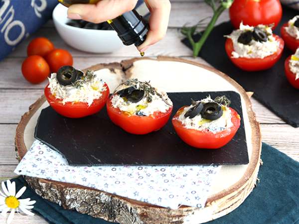 Ton balığı, fromage frais ve zeytin ile doldurulmuş domatesler - Hazırlık adım 4