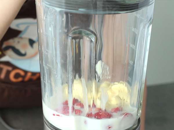 Çilekli ve vanilyalı milkshake - Hazırlık adım 2