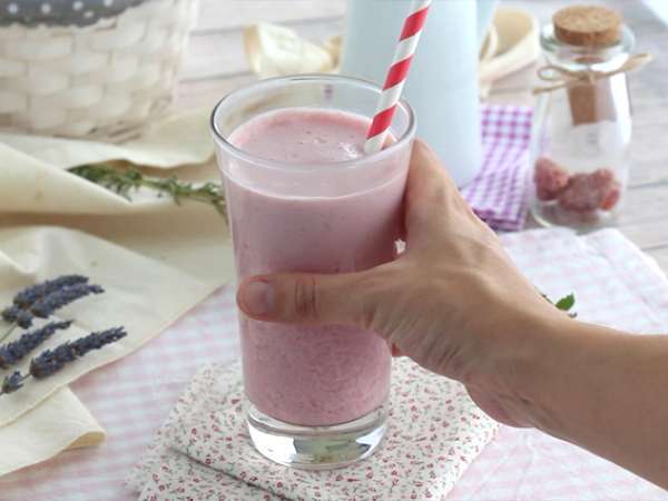 Ahududu ve çilekli milkshake - Hazırlık adım 3