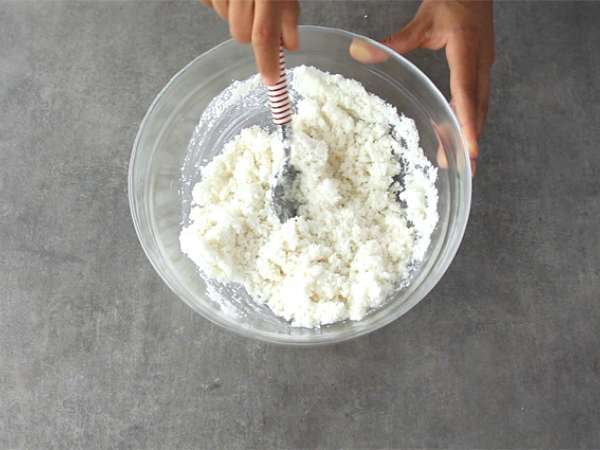 Brezilya hindistan cevizli kekleri - Queijadinhas - Hazırlık adım 1