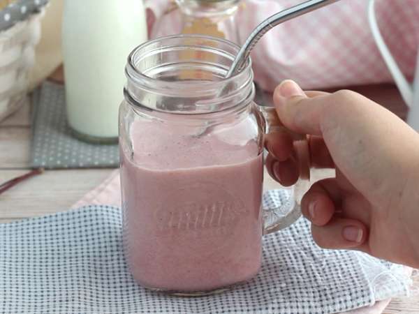 Vegan kırmızı meyveli milkshake - Hazırlık adım 3