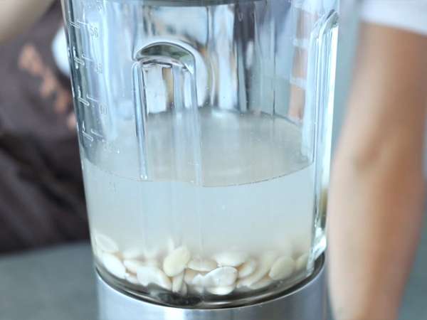 Ev yapımı badem sütü - Hazırlık adım 2