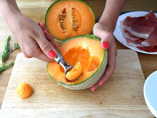 Kavun, jambon ve biberiye aperatif kebapları - Hazırlık adım 1