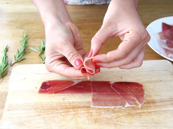 Kavun, jambon ve biberiye aperatif kebapları - Hazırlık adım 2