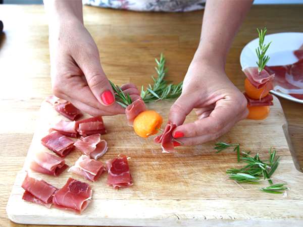 Kavun, jambon ve biberiye aperatif kebapları - Hazırlık adım 3