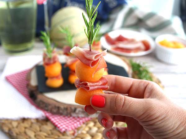 Kavun, jambon ve biberiye aperatif kebapları - Hazırlık adım 4