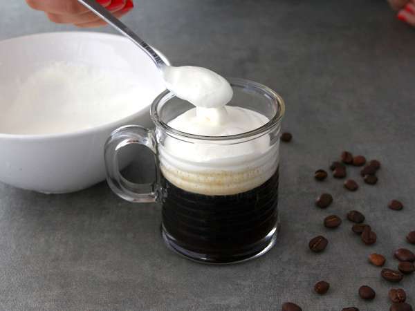 İrlanda Kahvesi (viski ve çırpılmış krema ile kahve) - Hazırlık adım 3