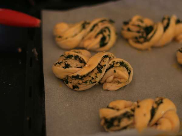 Pestolu örgülü ekmek ruloları - Hazırlık adım 8