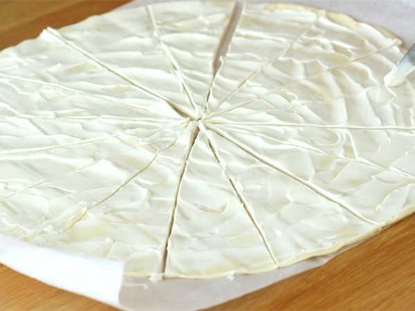 Milföy hamurundan jambonlu ve fromage frais'li kruvasanlar - Hazırlık adım 1