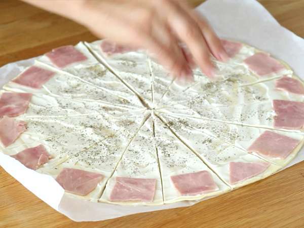 Milföy hamurundan jambonlu ve fromage frais'li kruvasanlar - Hazırlık adım 2