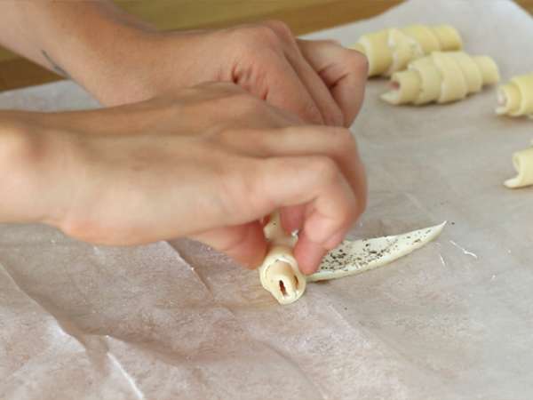 Milföy hamurundan jambonlu ve fromage frais'li kruvasanlar - Hazırlık adım 3