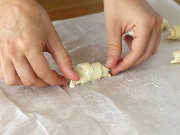 Milföy hamurundan jambonlu ve fromage frais'li kruvasanlar - Hazırlık adım 4