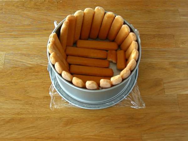 Armut ve kızarmış bademli charlotte - Hazırlık adım 1