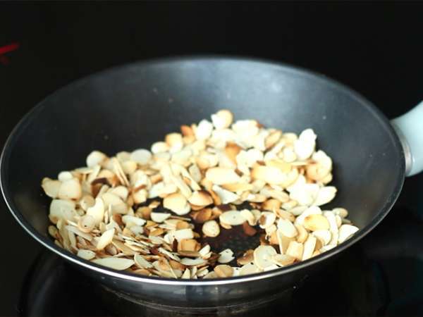 Armut ve kızarmış bademli charlotte - Hazırlık adım 3