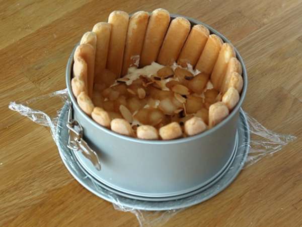 Armut ve kızarmış bademli charlotte - Hazırlık adım 5