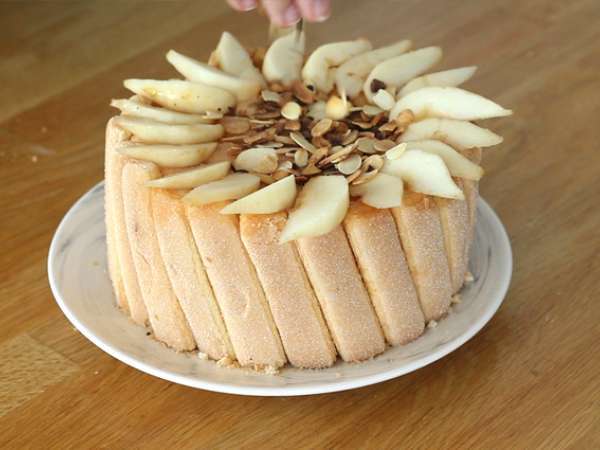 Armut ve kızarmış bademli charlotte - Hazırlık adım 7