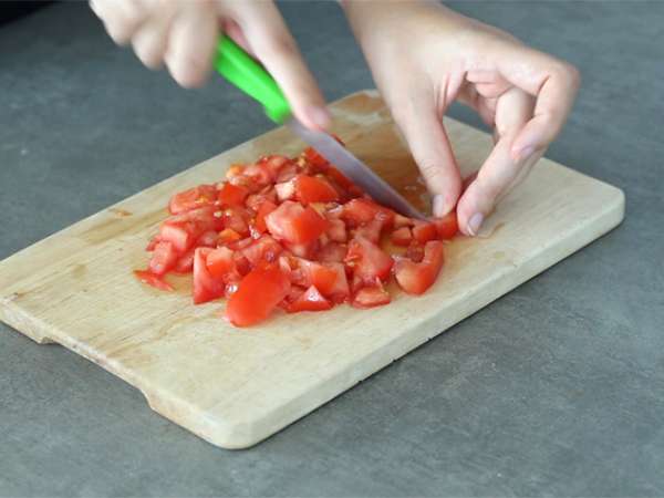 Ton balıklı, domatesli ve beyaz peynirli kekler - Hazırlık adım 1