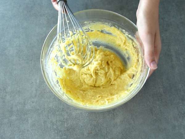 Ton balıklı, domatesli ve beyaz peynirli kekler - Hazırlık adım 2