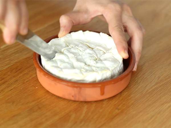 Bal ve ceviz ile fırında kavrulmuş Camembert - Hazırlık adım 1