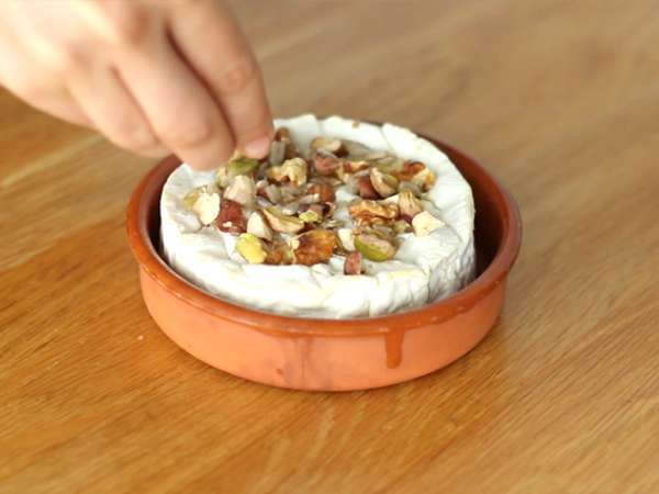 Bal ve ceviz ile fırında kavrulmuş Camembert - Hazırlık adım 2