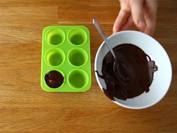 Sıcak çikolata lolipopları: bitter çikolata + marshmallow - Hazırlık adım 1