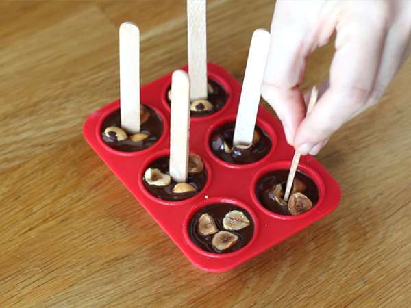 Sıcak çikolata lolipopları: bitter çikolata + kavrulmuş fındık - Hazırlık adım 3