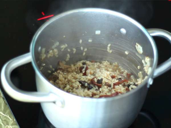 Güneşte kurutulmuş domates ve mantarlı vejetaryen risotto - Hazırlık adım 3