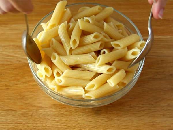 Jambonlu ve peynirli makarna graten - Hazırlık adım 1