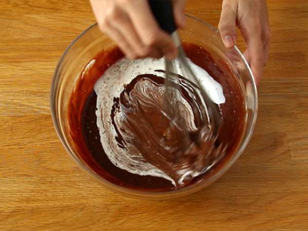 Mikrodalgada 5 dakikada çikolatalı pandispanya. - Hazırlık adım 3