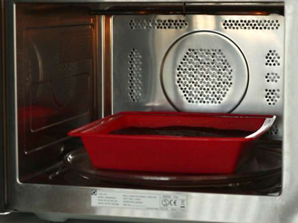 Mikrodalgada 5 dakikada çikolatalı pandispanya. - Hazırlık adım 4